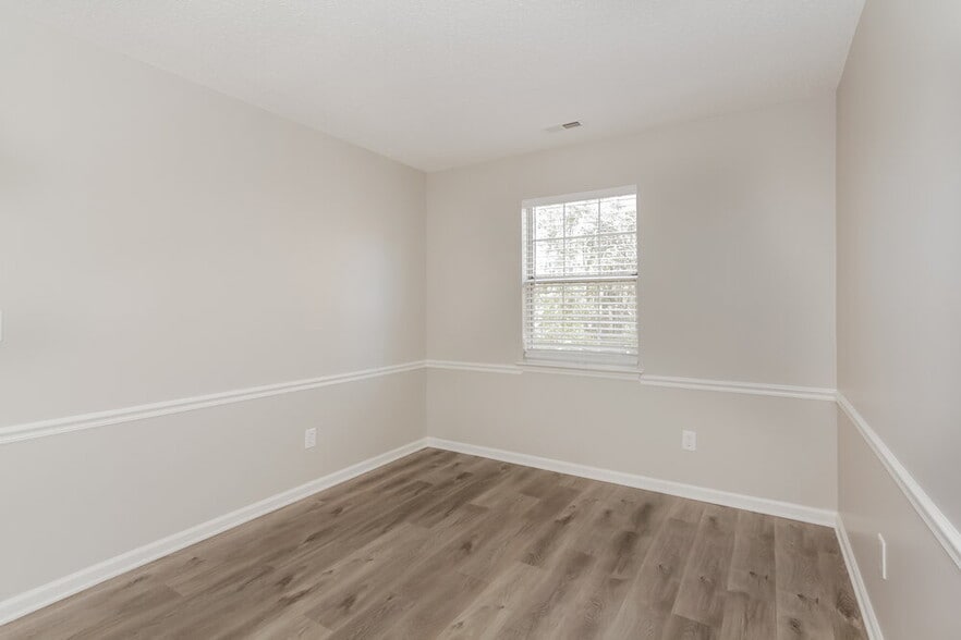 Building Photo - 5013 Farmview Dr
