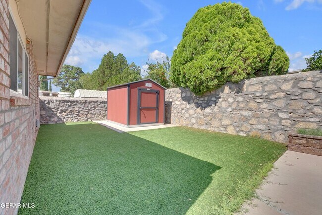 Building Photo - Come to check this beautiful house 4 bedrooms, possible 5th bed and 3 baths.