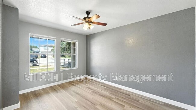 Building Photo - 209 Hinge Loop