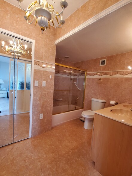 Large Primary Bath - 3725 S Ocean Dr