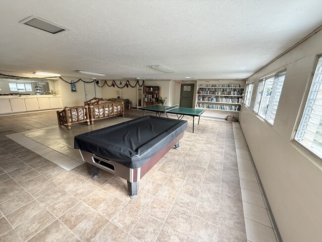 Building Photo - 2211 Ala Wai Blvd