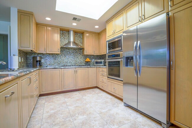 Building Photo - 10 Colgate Dr