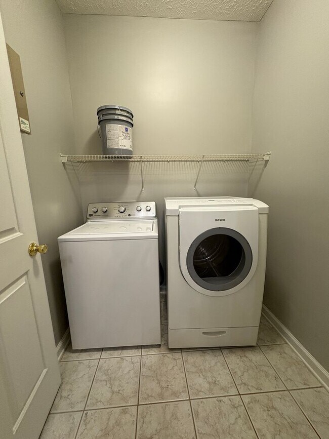 Building Photo - Beautiful 3 Bedroom and 2 Bath Apartment