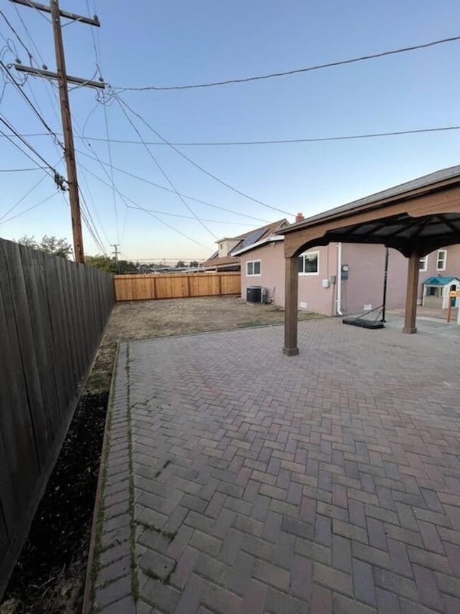 Building Photo - Beautifully Updated 3 Bed, 2 Bath Single S...
