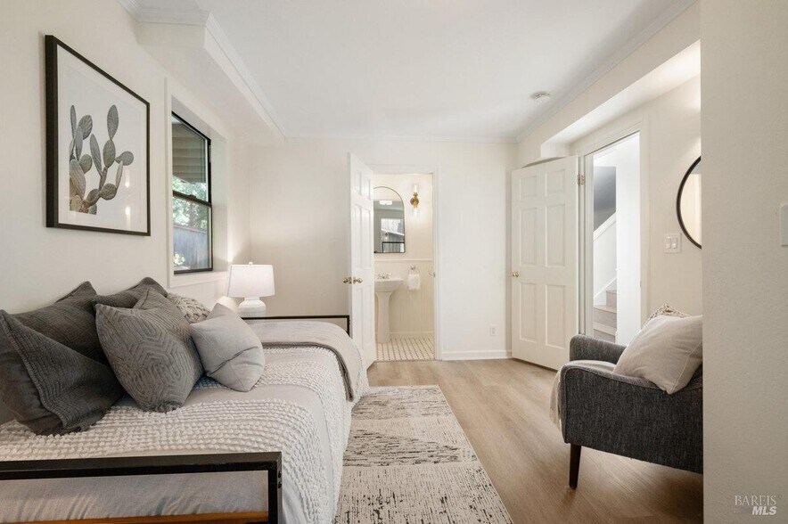 Downstairs bed 1 bath en suite - 19 Savannah Ave