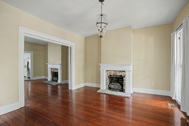 Building Photo - 2 Bedroom Charmer with Sundeck, Wood Floors, and High Ceilings