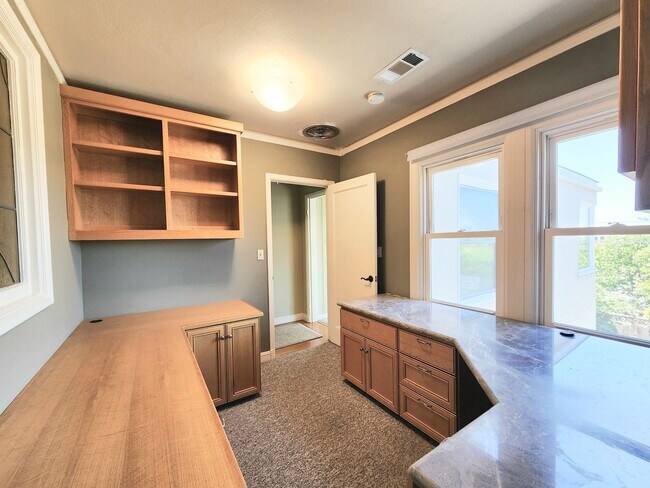 Building Photo - Elegant, spacious home in San Mateo