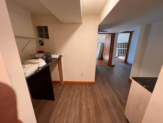 Building Photo - Lake city