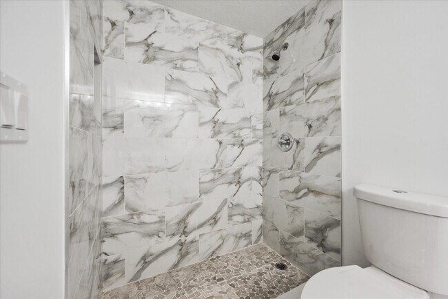 Building Photo - 1165 Golden Lakes Blvd