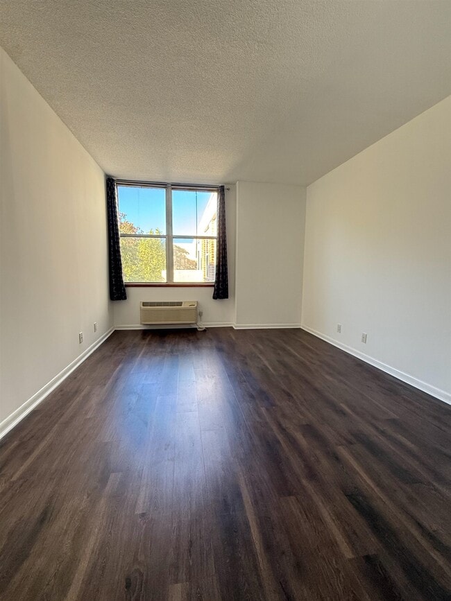 Building Photo - 200 Grand Cove Way