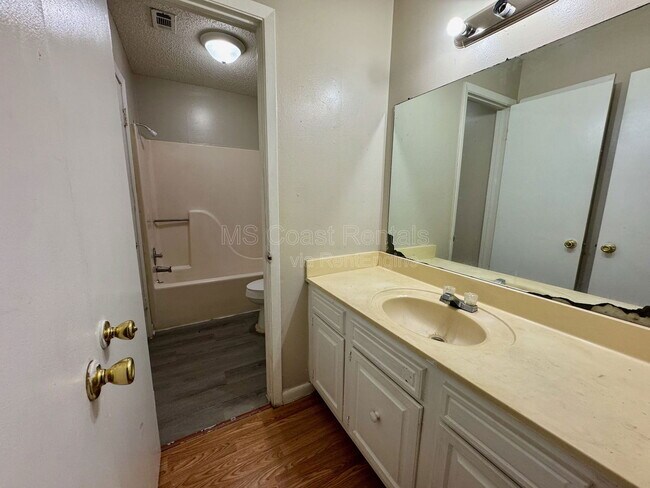 Building Photo - 190 Tegarden Rd