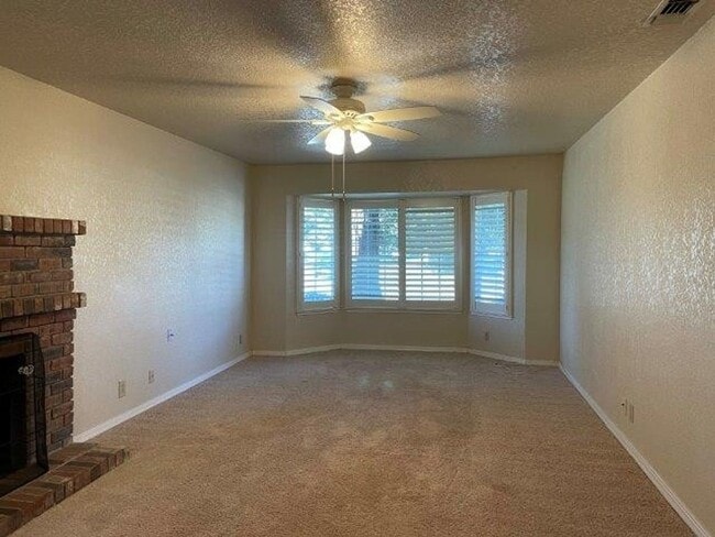 Building Photo - Spacious 3 bedroom home for rent