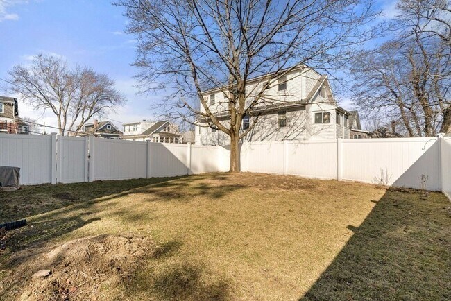 Building Photo - 220 White St