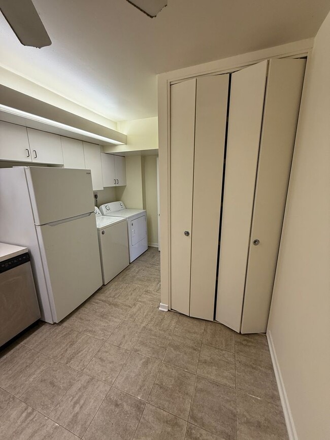 Building Photo - Chic & Comfortable 2BR/2BA Ground-Level Co...