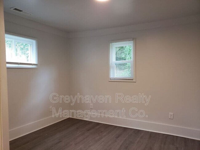 Building Photo - 924 W 37th St
