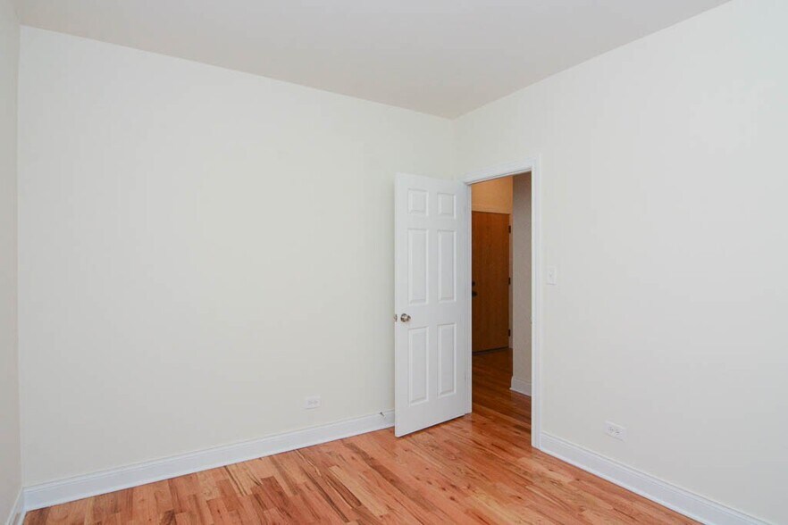 Building Photo - 629 W Cornelia Ave