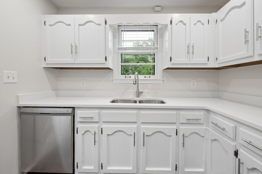 Building Photo - 3522 Hewlett Dr