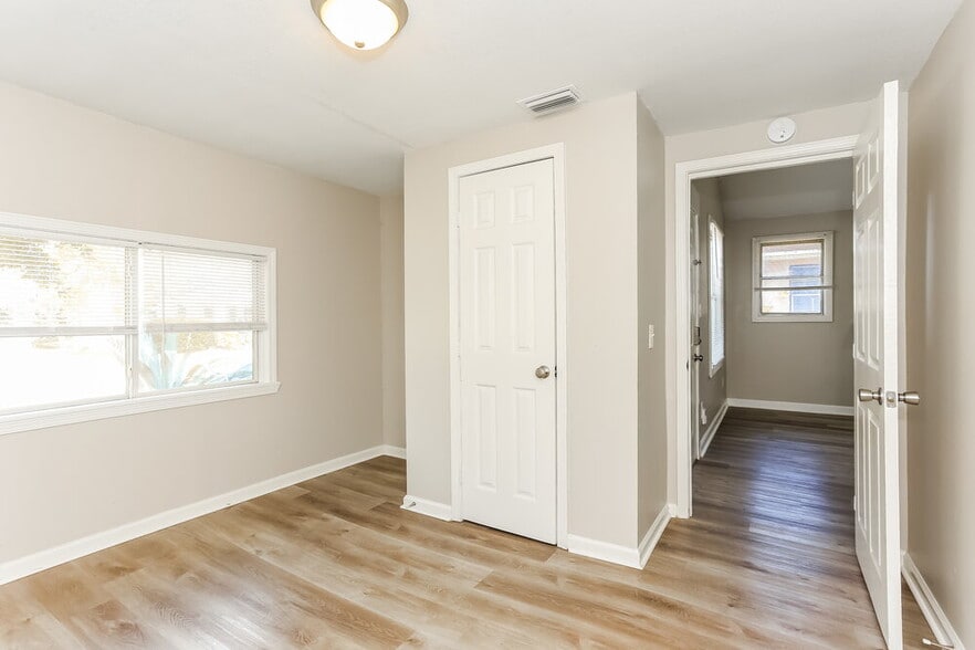 Building Photo - 3558 Dellwood Ave