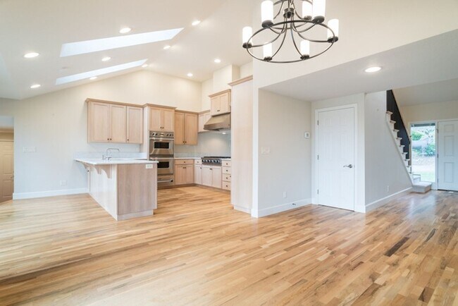 Building Photo - Escape to the Country, Spacious Contemporary in Wilsonville with Shop