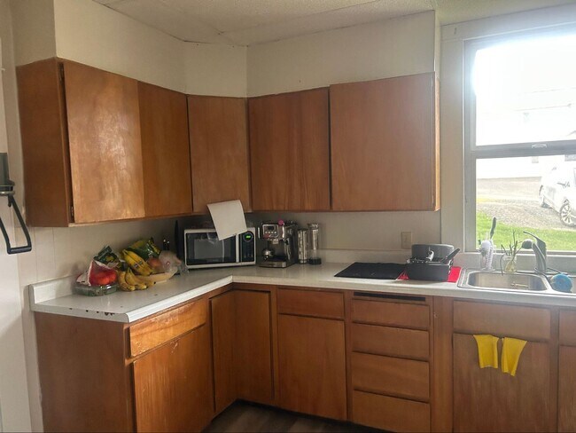 Building Photo - PRELEASE: Spacious 5+ bdrm/2 bath in York Neighborhood