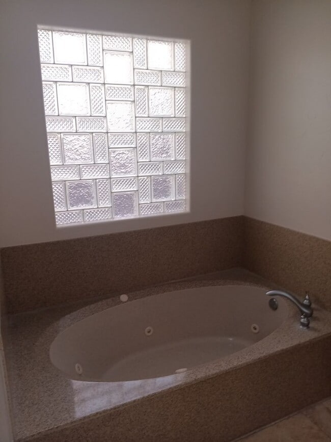 Building Photo - 3 Bedroom, 2 Bathroom! Lovely Home!