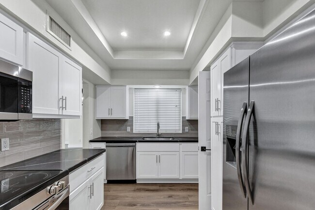 Building Photo - 2/2