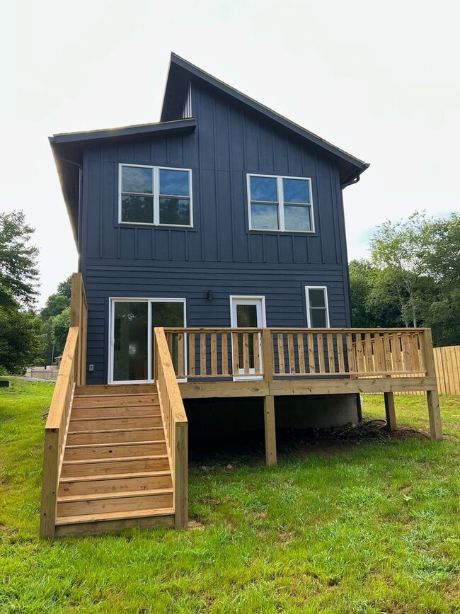 Building Photo - Black Mountain Rental!
