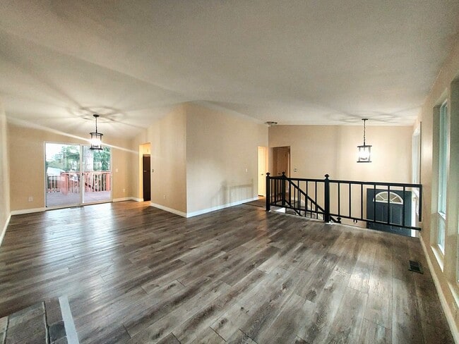 Building Photo - HUGE 5 Bedroom Home - Federal Way