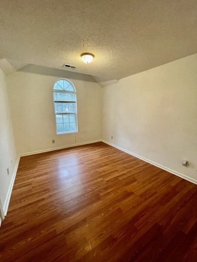 Building Photo - Adorable 3 bedroom 2 bath Ranch style home. Located in the Bridlewood community