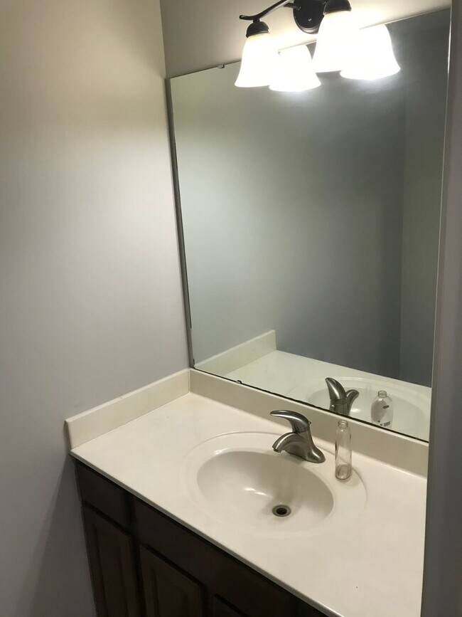 Building Photo - Beautiful Home in Indian Hills