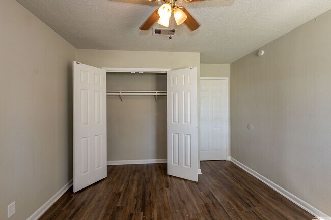 Building Photo - 5810 Meadowview Rd