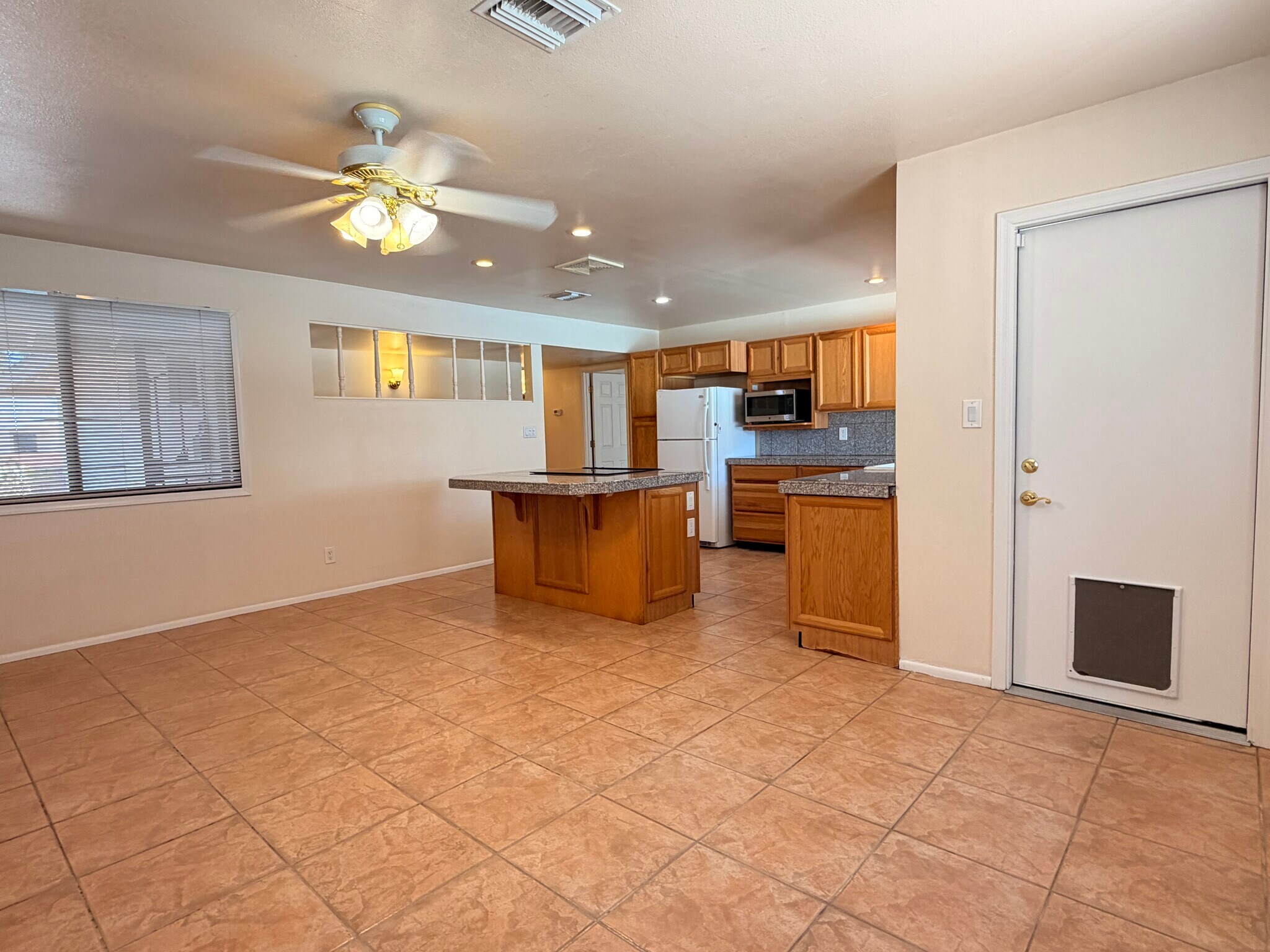 Building Photo - 2163 E Manhatton Dr