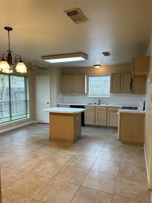 Building Photo - 3-bedroom, 2-bath home in Humble