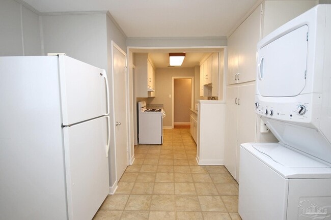 Building Photo - 1221 E Hernandez St