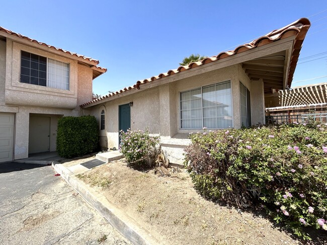 Building Photo - AVAILABLE NOW!! 2 Bed/2 Bath Apartment in ...