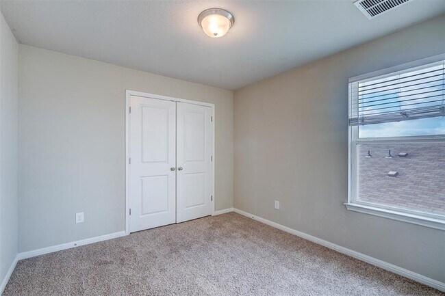Building Photo - 521 Mossy Rock Dr