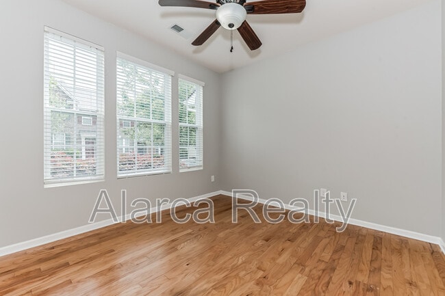 Building Photo - 8285 Viewpoint Lane