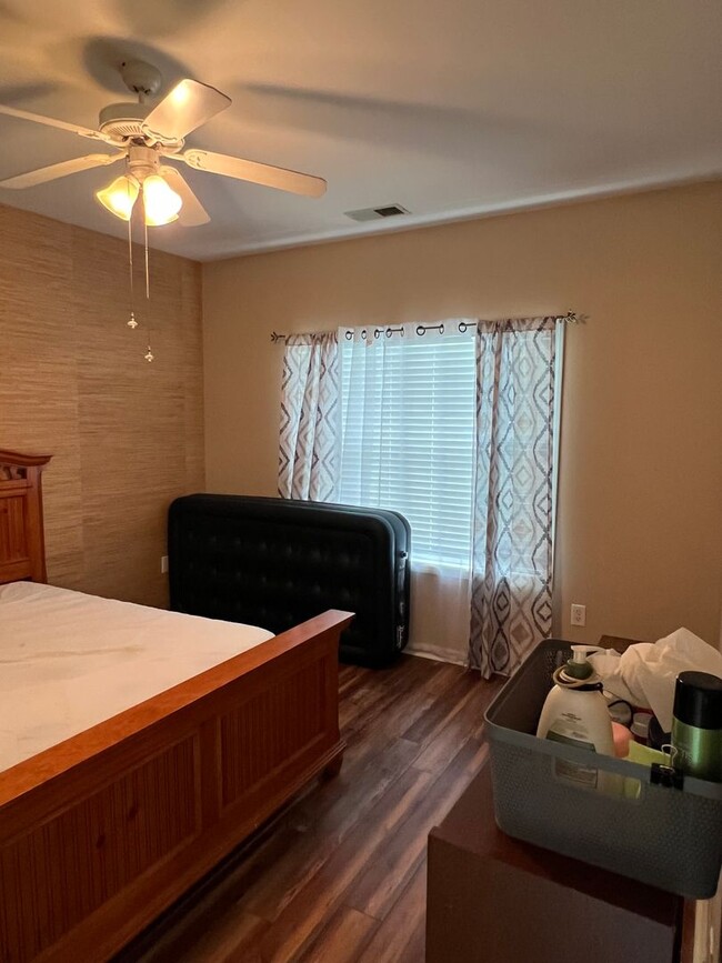 Building Photo - 2 bedroom 2 bath fully furnished 1st floor...