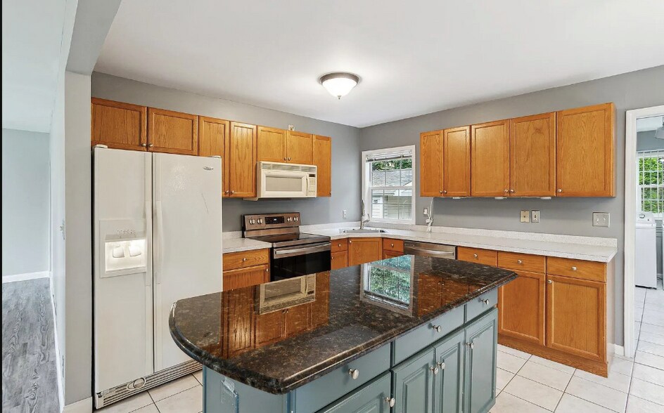 Building Photo - 21845 Novi Rd