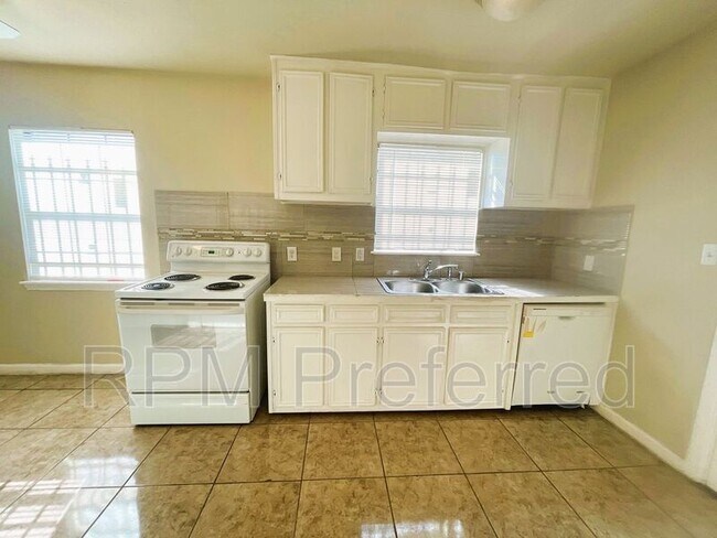 Building Photo - 3813 Drew St