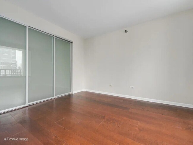 Building Photo - 345 N La Salle Dr