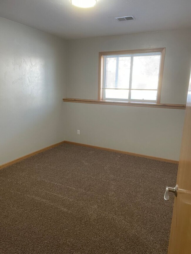 Building Photo - 2930 W Glenpark Dr