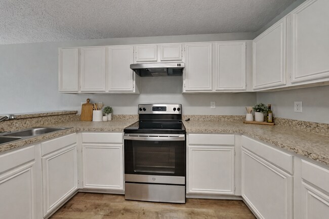 Building Photo - Charming 3 Bed Home for Rent in Dallas | Vaulted Ceilings | 2-Car Garage