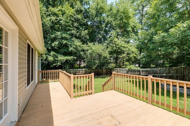 Building Photo - 1913 Castle Glen Dr