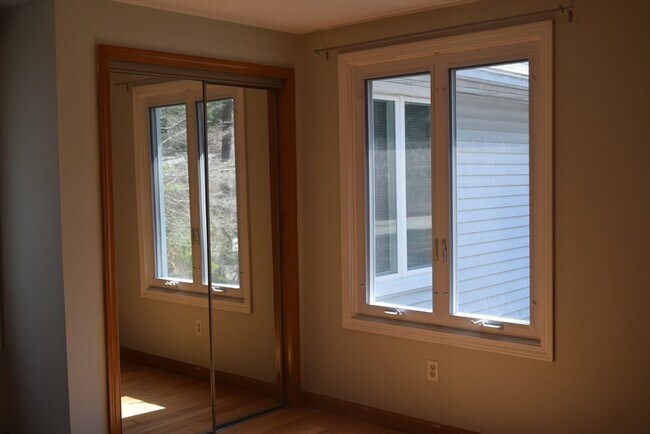 Building Photo - 11 Hilltop Ln