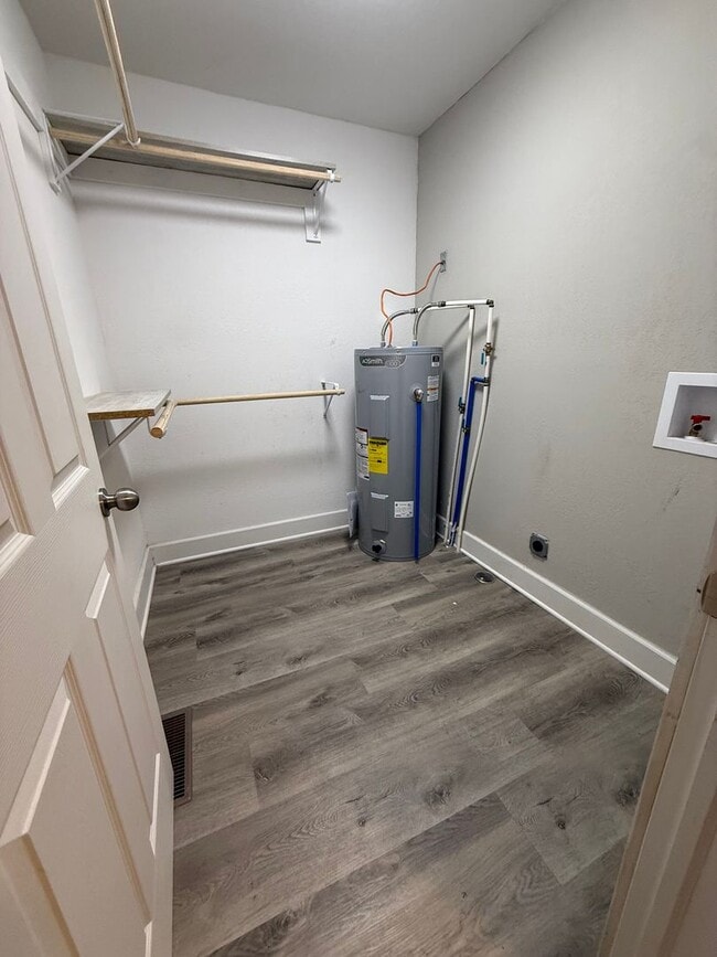 Building Photo - $1025 - updated 2 bedroom house