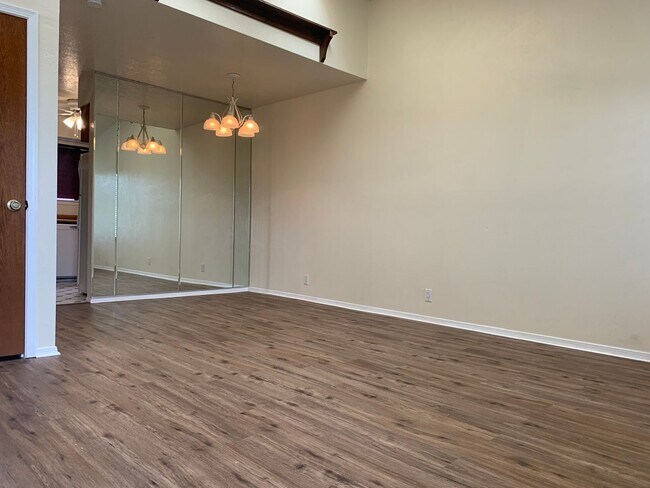 Building Photo - Townhome Style 2bed/1.5 bath