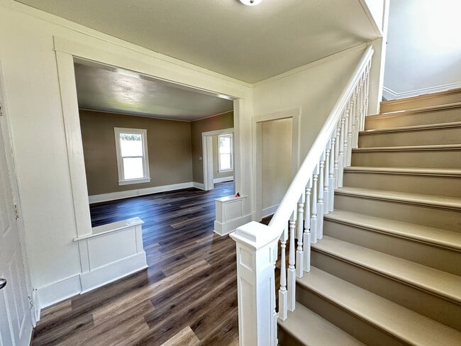 Building Photo - Charming 3 bedroom house $1125