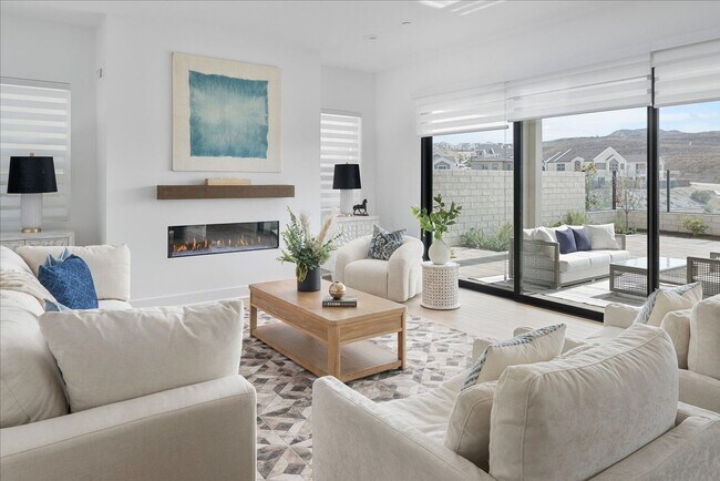 Building Photo - Model-Perfect 5 Bedroom Home in Valencia!