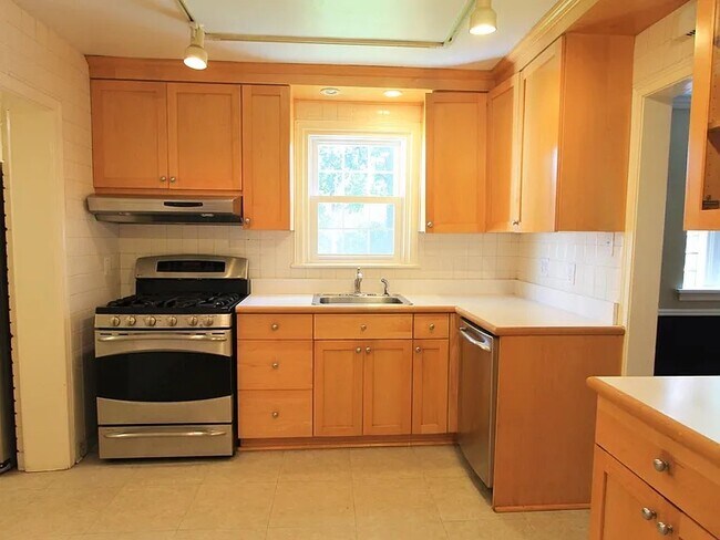 Building Photo - 233 Forrest Ave